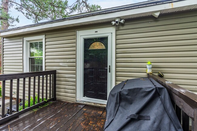 Building Photo - Updated Bungalow Close to Downtown