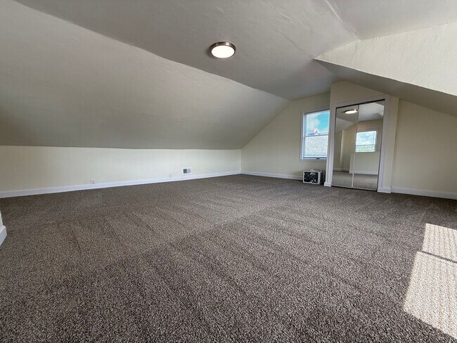 Building Photo - Updated 3BR 1.5 bath house with office/ of...