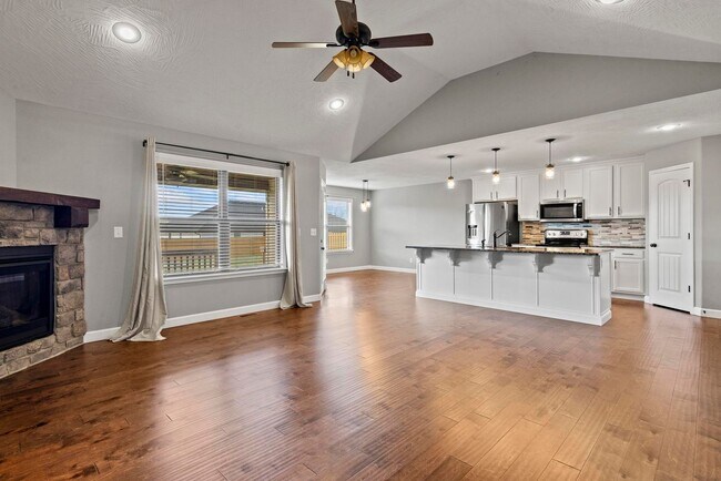 Building Photo - Available Dec 5!