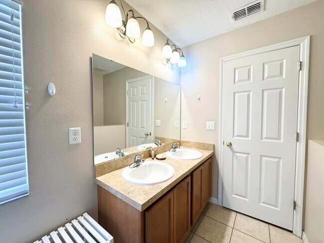 Building Photo - 3078 Seaview Castle Dr