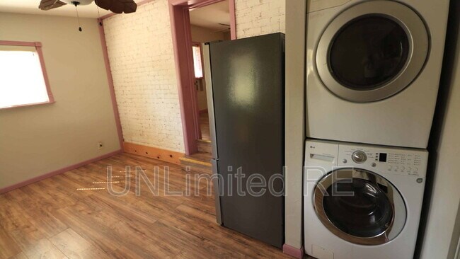 Building Photo - 1717 Cottonwood Ave