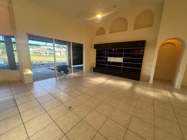 Building Photo - 401 SW 33rd Ave