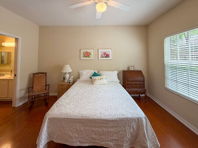 Building Photo - 2/2 Condo in The Links @ Haile Plantation - available end of April! *Application Pending*