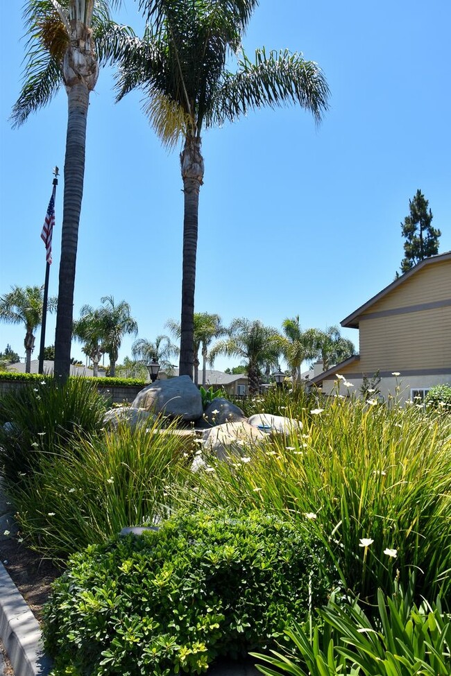 Building Photo - 3 Bedroom 2.5 Bath Hampton Court Condo Nea...