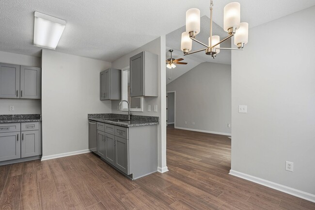 Building Photo - RANCH HOME with 3 bedrooms and 2 baths-CONVENIENT LOCATION