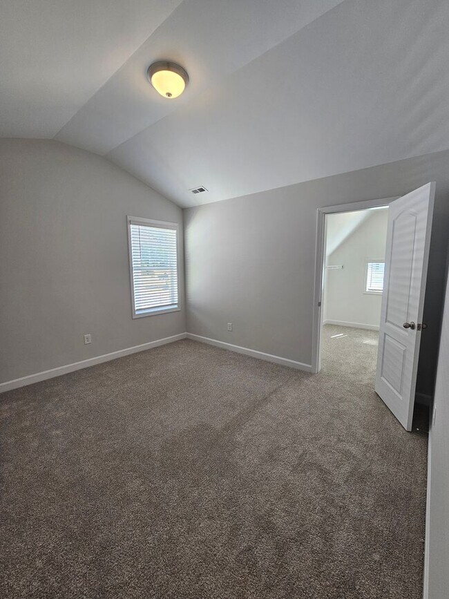 Building Photo - Like New Home featuring 4 Bedrooms, a Loft, and a fully fenced Yard!