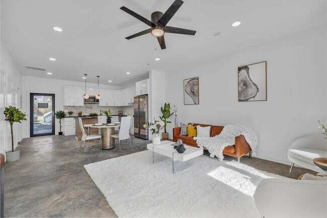 Building Photo - Modern 4-Bed Townhouse in Ridgedale – Minu...