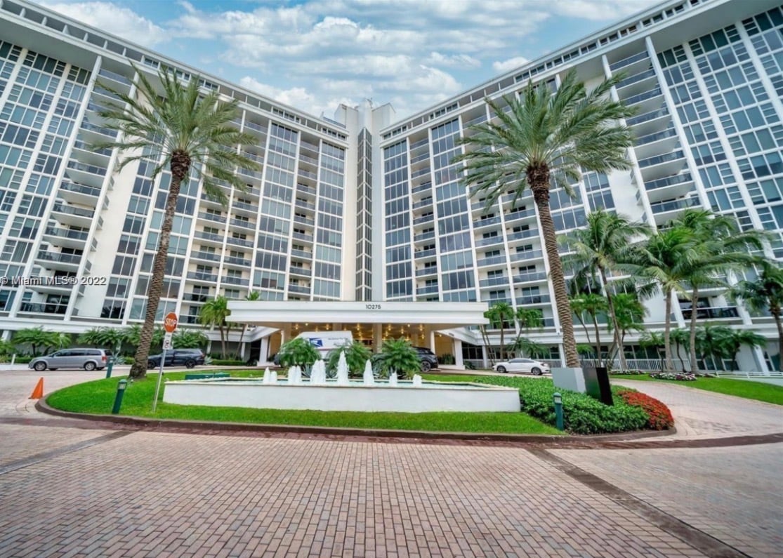 Fountain - 10275 Collins Ave