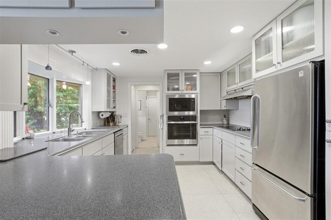 Building Photo - 6808 Mesa Dr