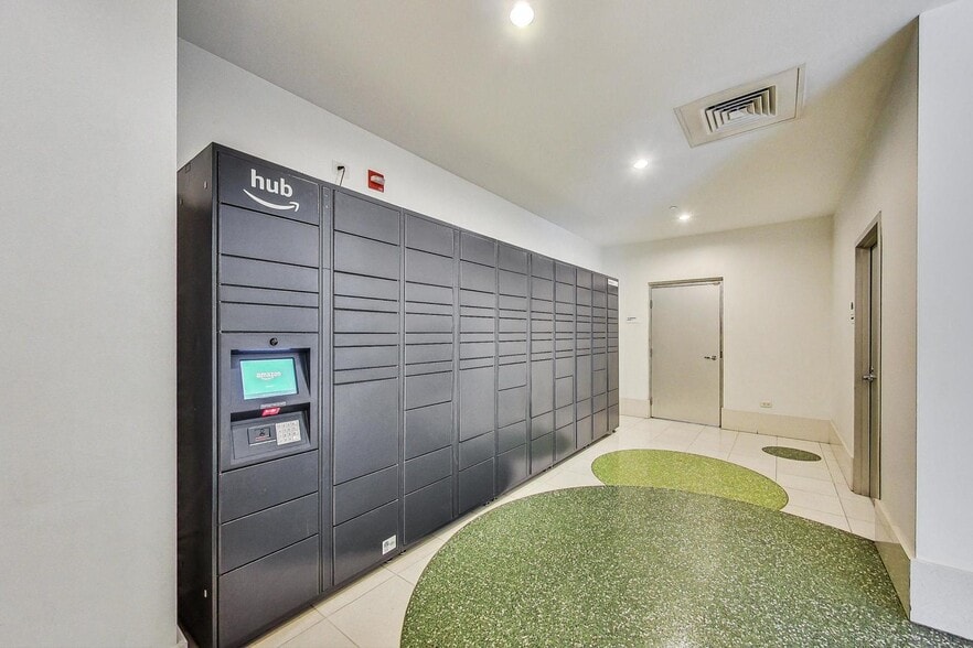 Building Photo - 123 S Green St