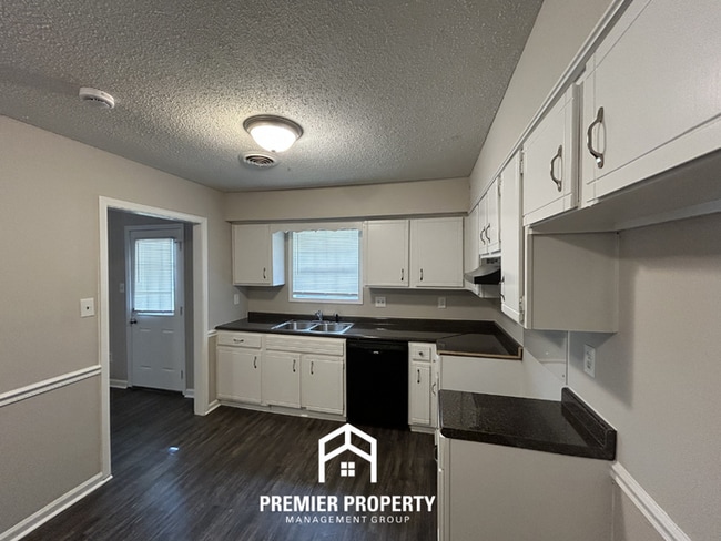 Building Photo - Charming 3BR/2BA Southaven Cove | Vaulted Ceilings, Fireplace & 2-Car Garage