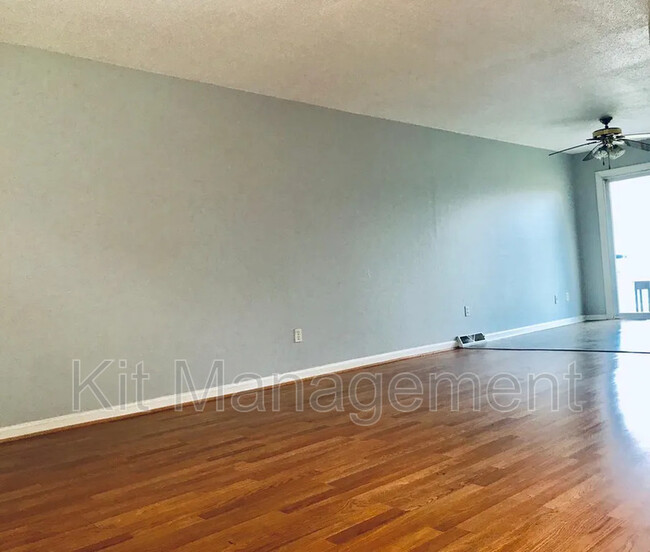 Building Photo - 6055 Lewis Ave