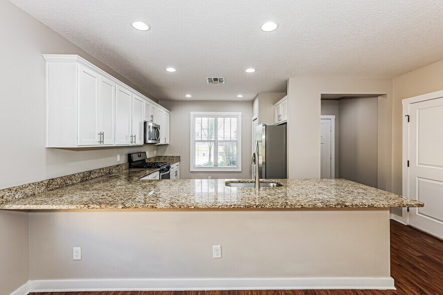 Building Photo - 11826 Forest Park Cir