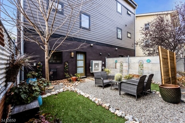 Building Photo - 10 McCready's Alley