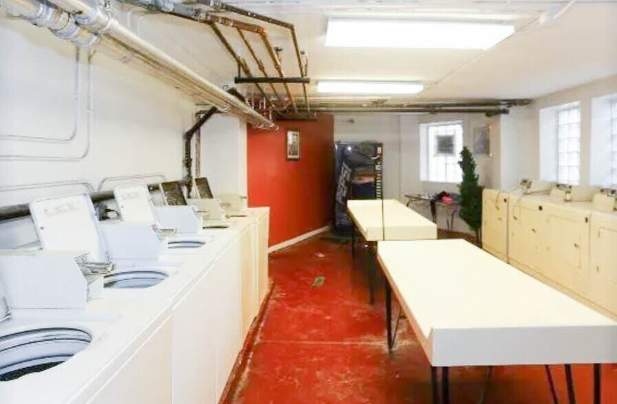 Building Photo - 941 W Carmen Ave