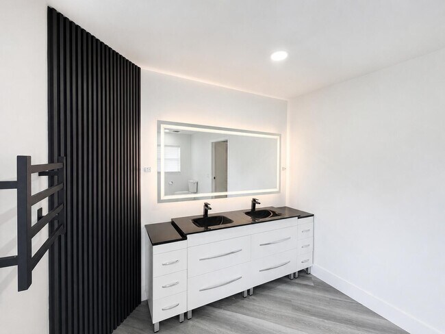 Building Photo - 15545 Meadow Wood Dr