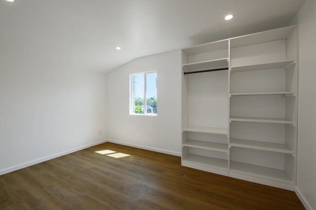 Building Photo - 6557 Darwell Ave