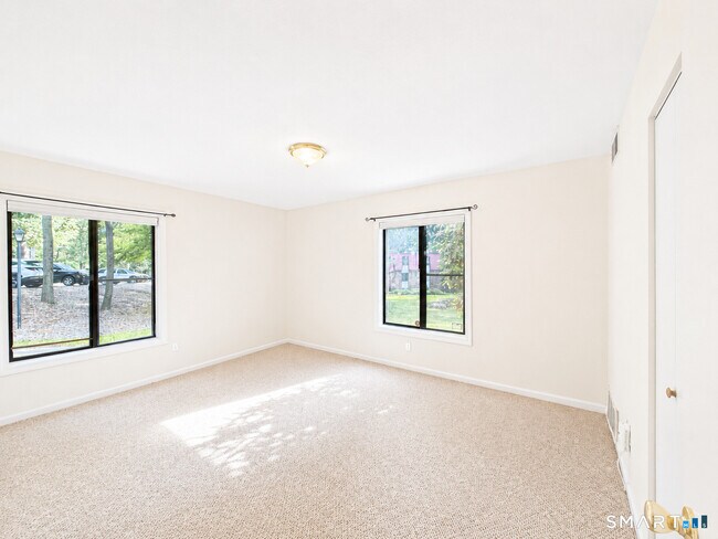Building Photo - 10 Woodsedge Dr