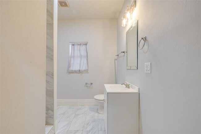 Building Photo - 726 NW 24th St