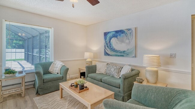 Building Photo - 3 Bedroom, 2 Bath Home with Pool Near Sies...