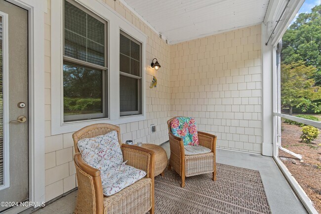 Building Photo - 2537 St James Dr SE