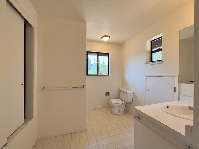 Building Photo - Spacious Three Bedroom Calistoga Home