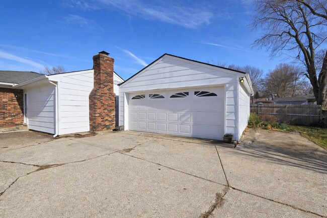 Building Photo - SPACIOUS 3 Bedroom, 2 bathroom home with basement and garage