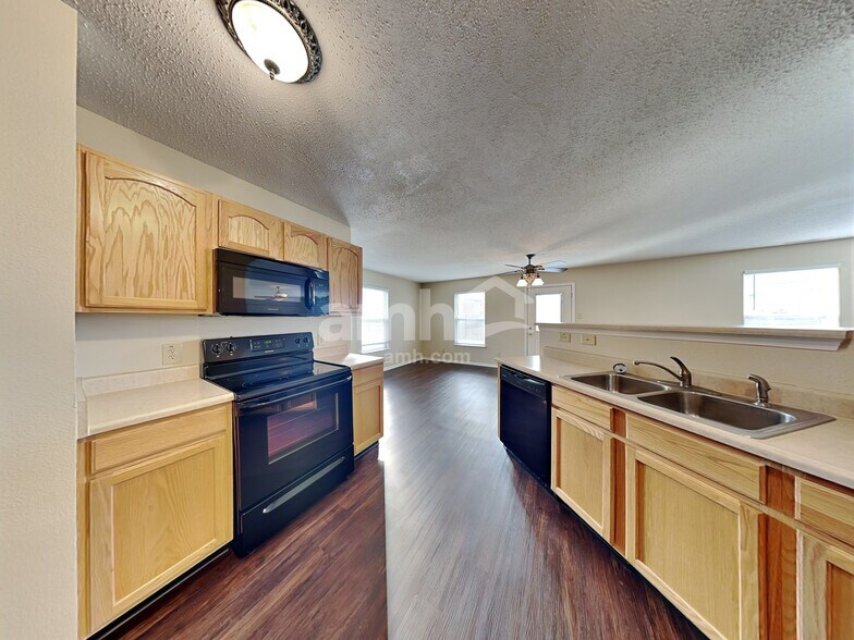Building Photo - 1221 Redwood Dr