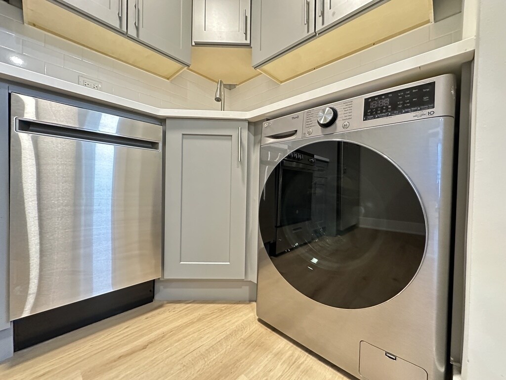 Building Photo - 1214 N La Salle Dr