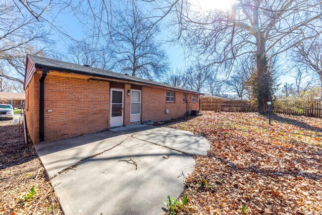 Building Photo - 1933 Judson St