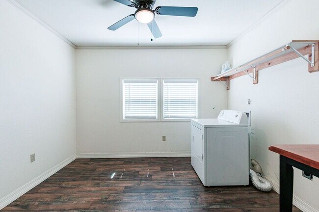 Building Photo - Move In Special!  2 Bedroom Close to Texas...