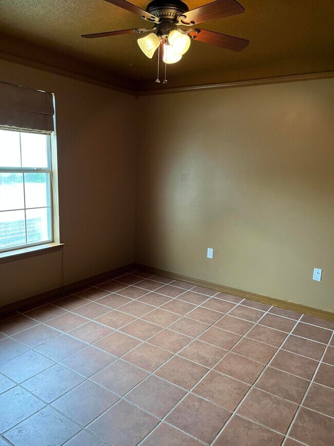 Building Photo - 1873 Whispering Oaks Ln