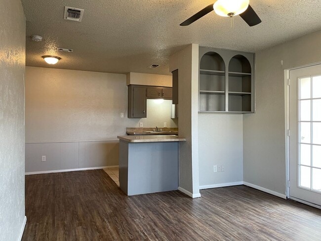 Building Photo - Charming 1-Bedroom Quad in Fort Worth – 80...