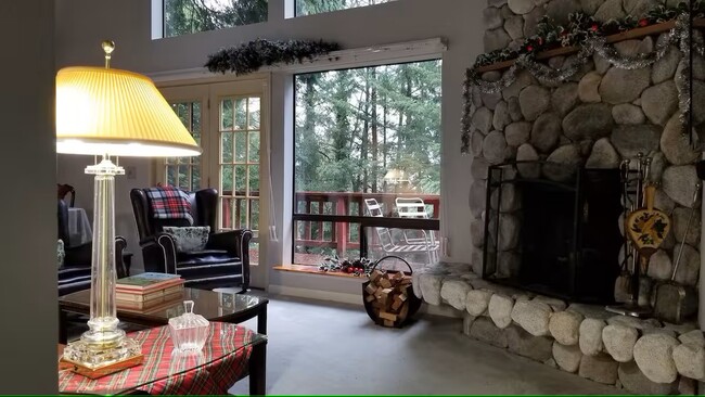 Building Photo - 1881 Cliff Rd