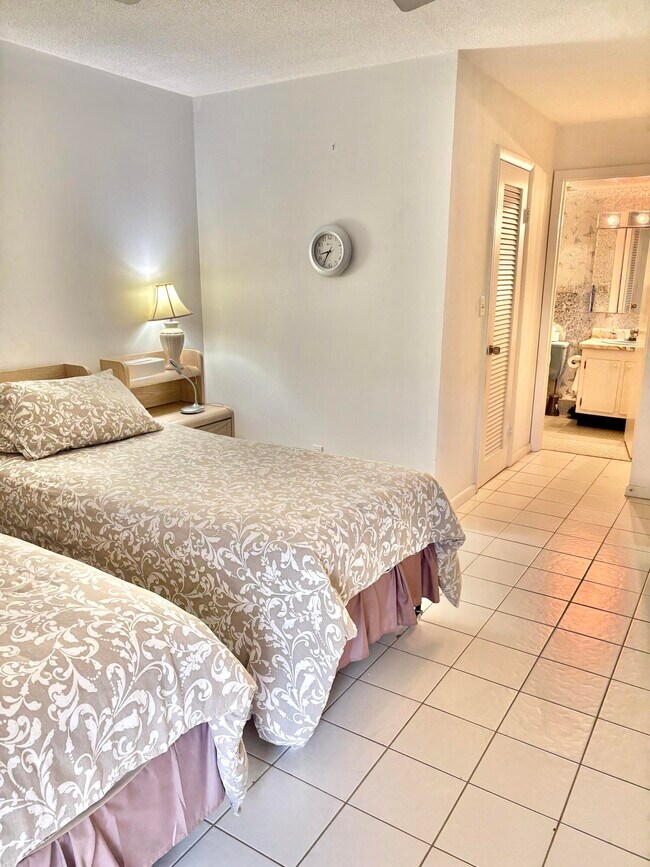 Building Photo - 19 Golfs Edge