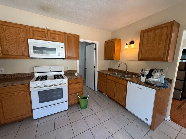 Building Photo - Charming 3 Bedroom, 1 Bath Home in the Swa...