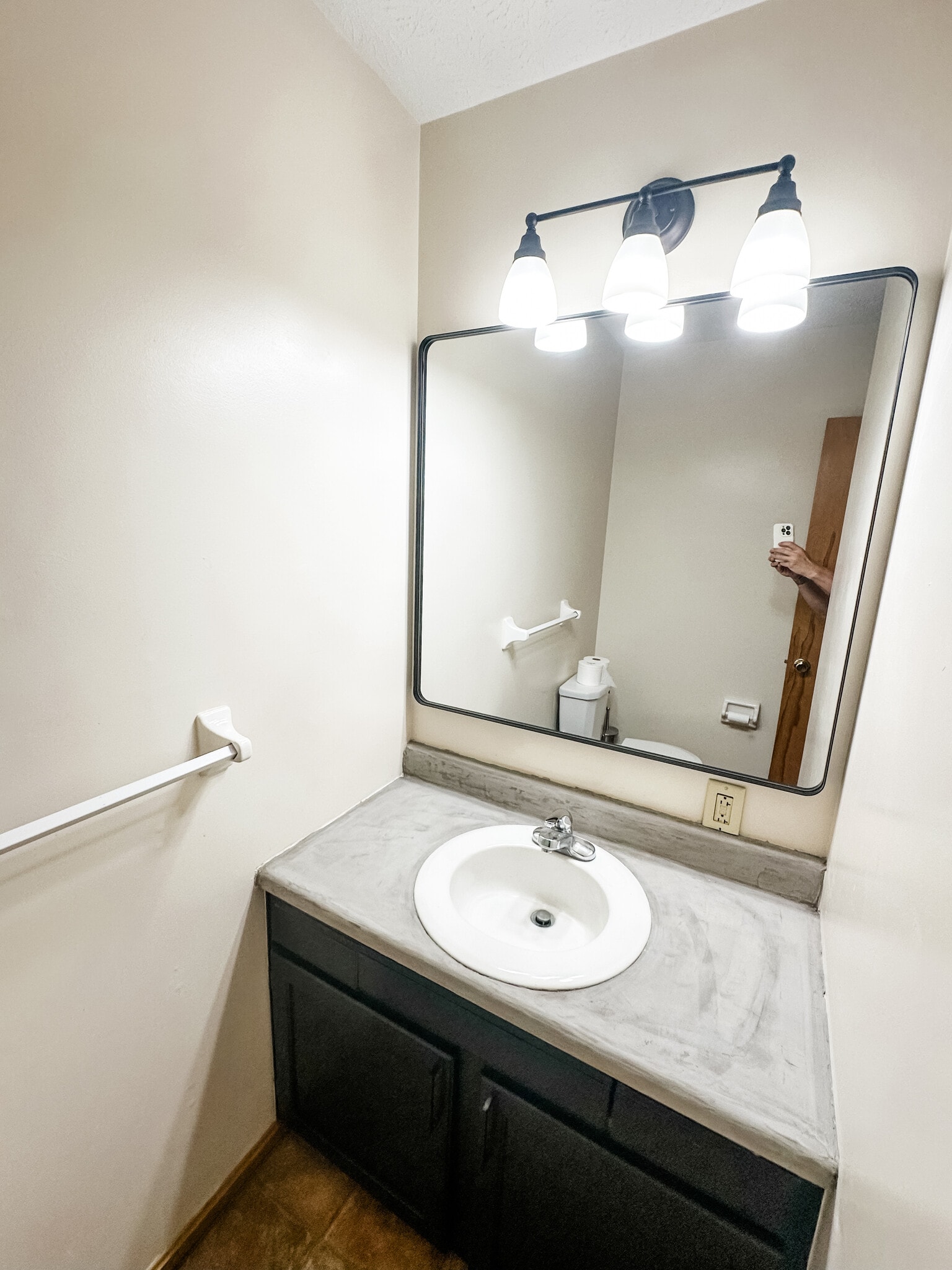 Newly updated half bath, main floor - 5229 Rule Rd