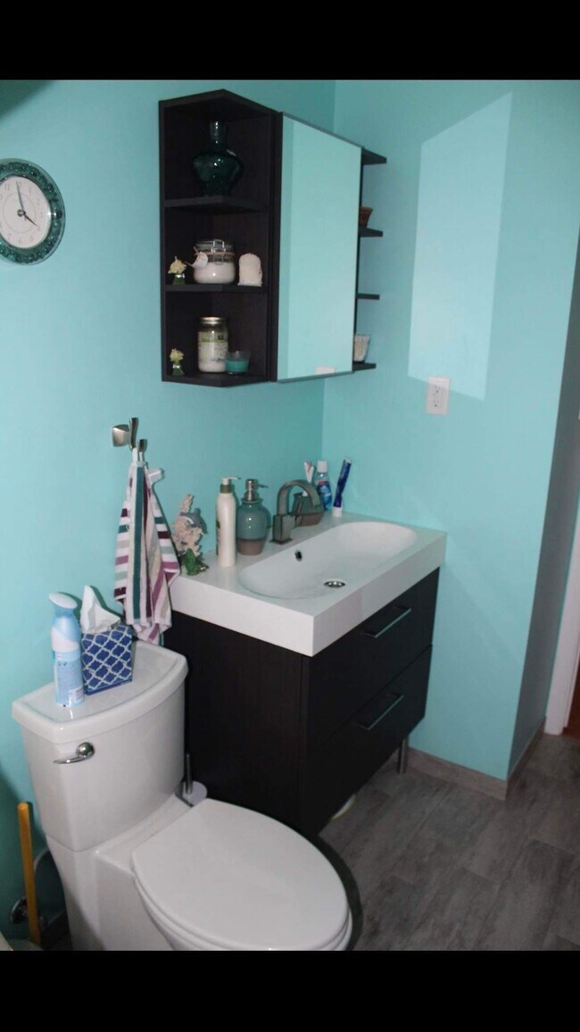 Building Photo - 24 Greenbrier Dr