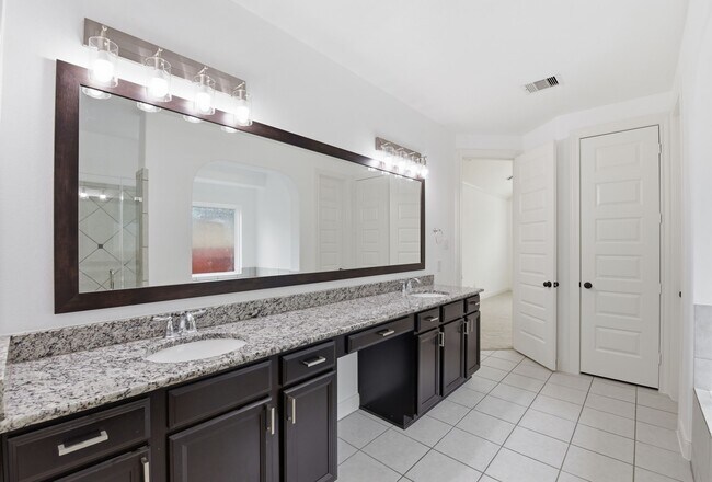 Building Photo - 6010 Green Meadows Ln