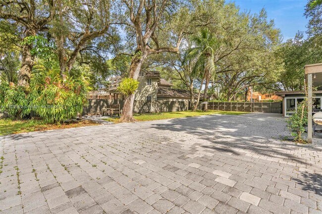 Building Photo - 6830 SW 69th Ave