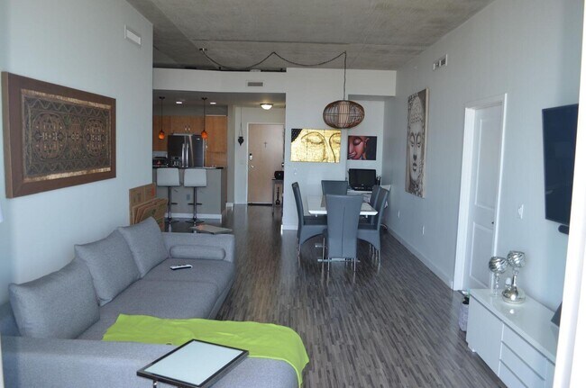 Building Photo - 300 S Australian Ave