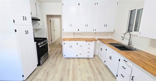 Building Photo - 5747 Jefferson Ave