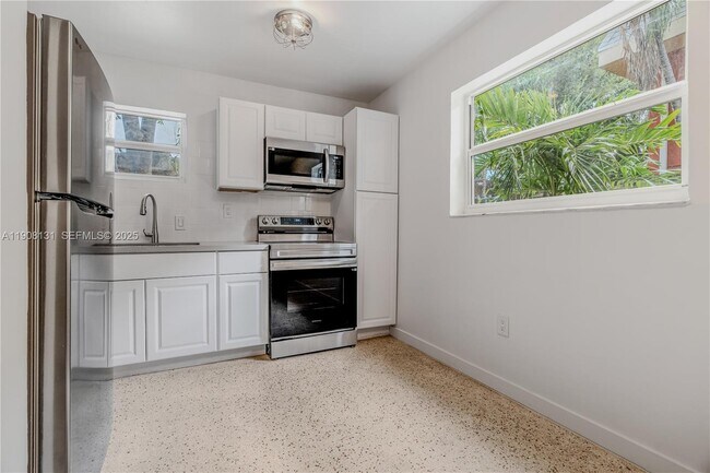 Building Photo - 421 SW 9th St