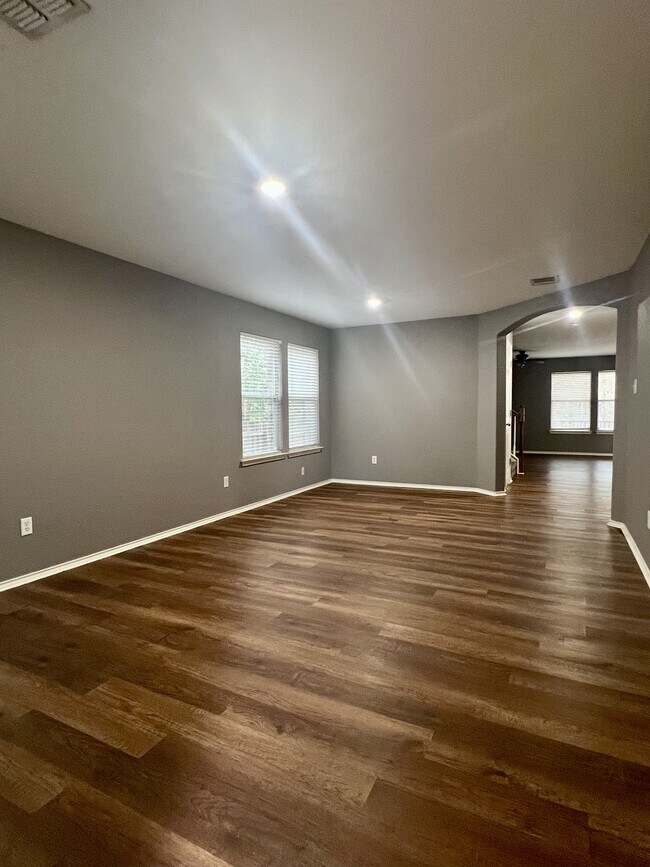 Building Photo - 9411 Rainbow Creek