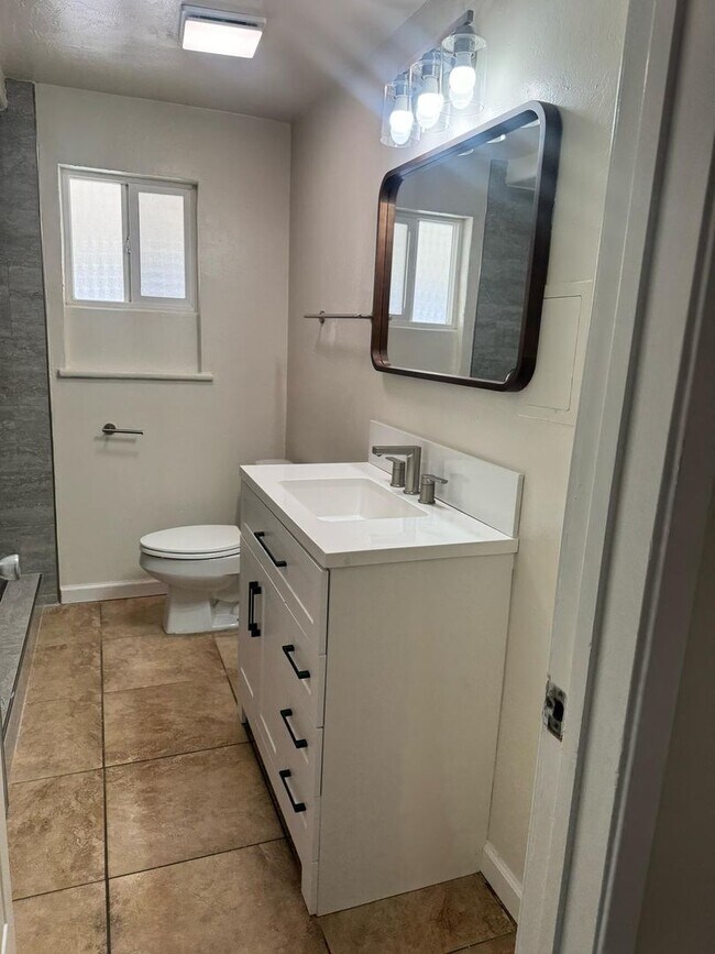 Building Photo - NE 4 bedroom home by Bakersfield College