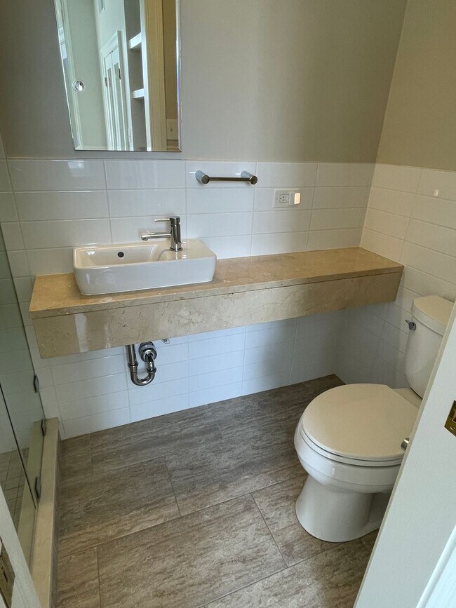 Building Photo - Georgetown Splendor with Garage Parking