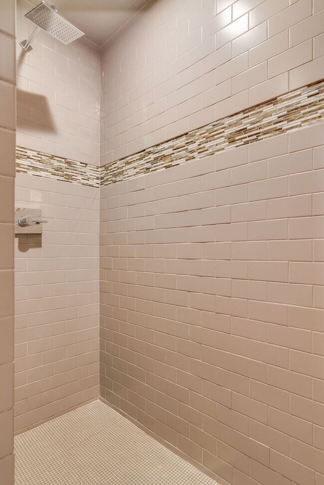Building Photo - Expansive Historic Loft in the Heart of Germantown