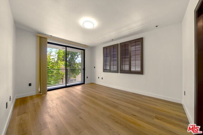 Building Photo - 520 S Kingsley Dr