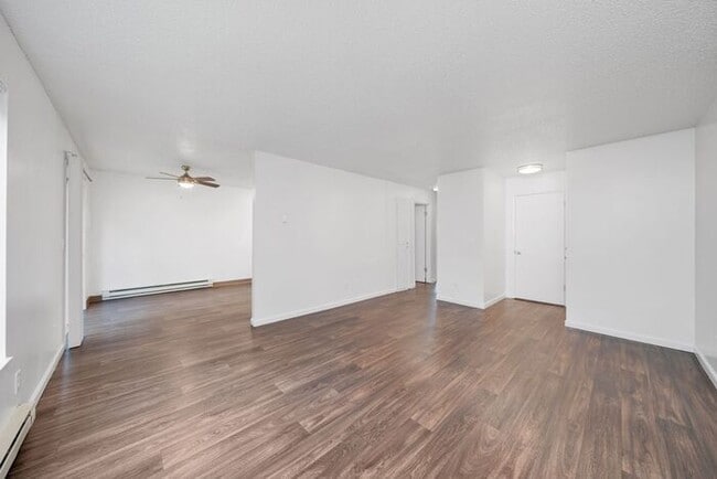 Building Photo - 2 bedroom Available! Pet's welcome!