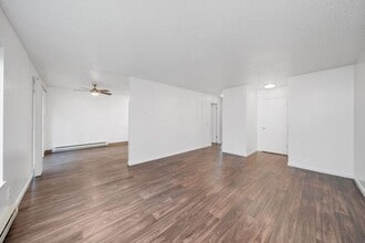 Building Photo - 3 bedroom 1 bath apt! 1ST MONTH RENT FREE!!!